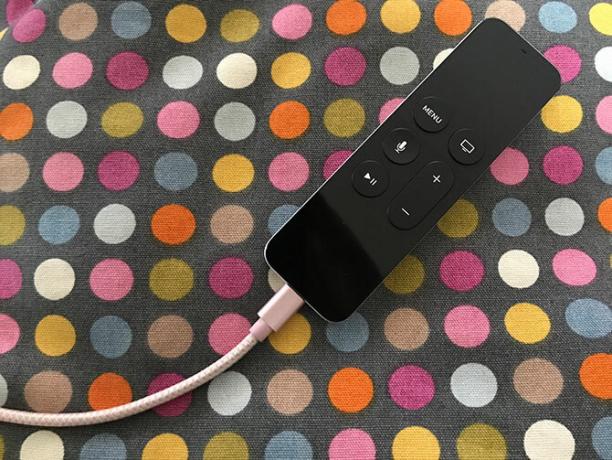 Kuinka asentaa ja käyttää Apple TV: n Apple TV -latauskauko-ohjainta