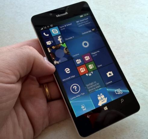 MUO-hardwarereview-lumia950-edessä