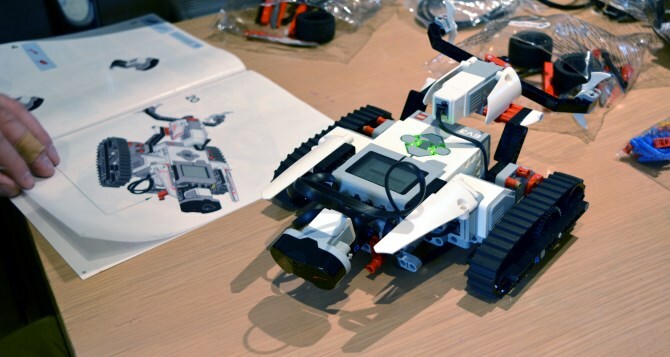 MUO-hardwarereview-Lego Mindstorms-rakentaa