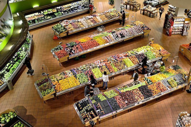 Ruokakauppa tuoreita hedelmiä ja vihanneksia