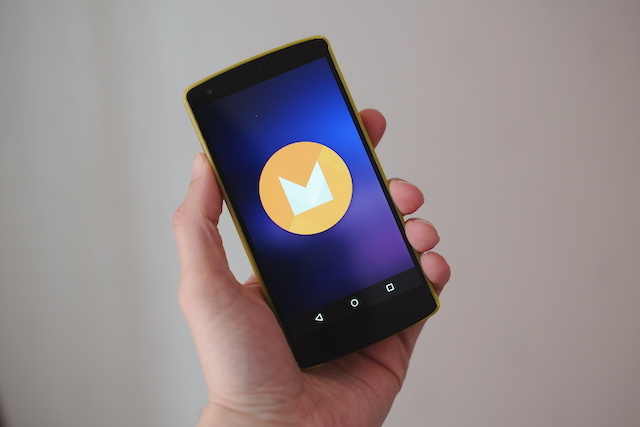 android m kädessä