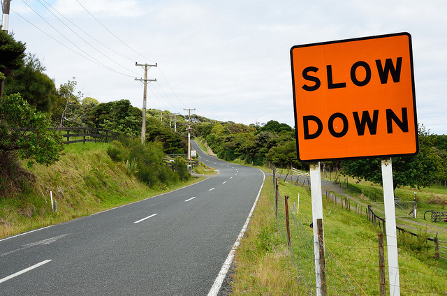 hidastuminen-road-sign