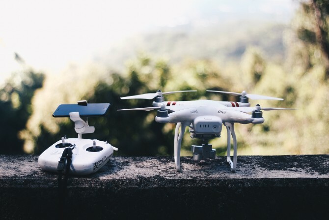 Quadcopter-kuljettajan drooni kaukosäätimellä
