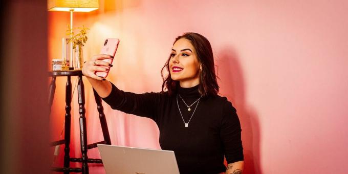 Nainen ottaa selfiet huoneessa