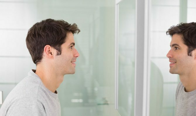 mies katselee itseään peiliin