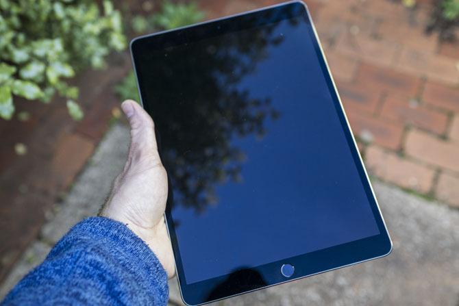 iPad Pro 10.5 Review: Onko paras iPad riittävä? ipad pro 105 -käsi