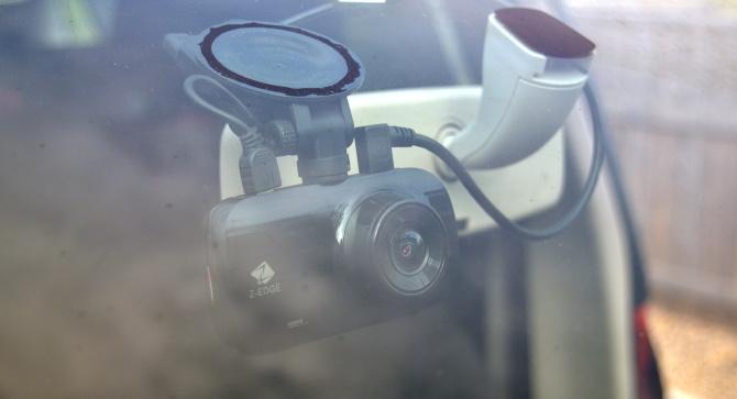 Z-EDGE Z3D Dashcam asennettu ikkunaan