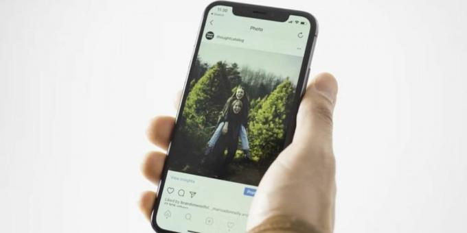 henkilö pitelee iPhonea ja näyttää instagram-viestiä 