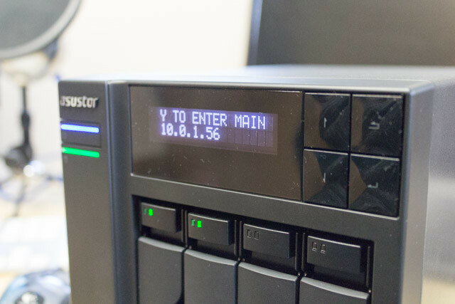 asustor as7004t nas - etupaneelin lcd