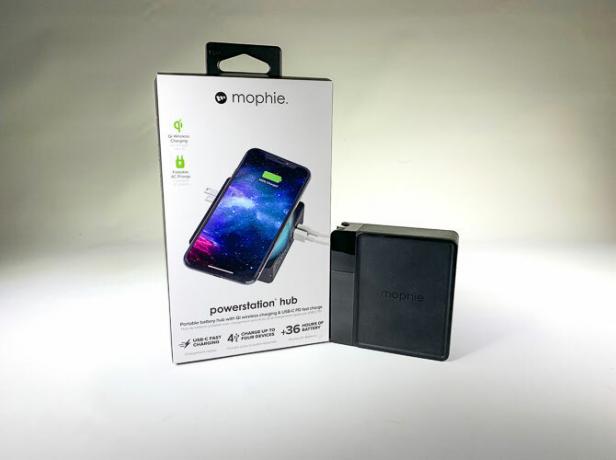 Mophie Powerstation Hub laatikonsa vieressä