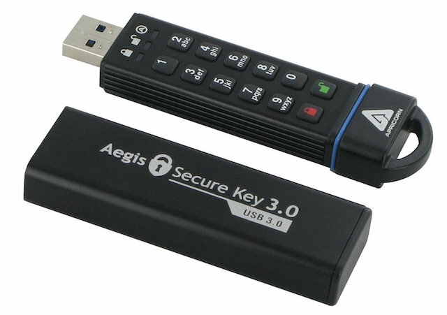 USB-flash-asemat-suojeluksessa-näppäimistö